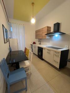 eine Küche mit Tisch und Esszimmer in der Unterkunft Viale 76 in Triest