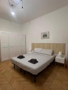 ein Schlafzimmer mit einem Bett in einem Zimmer in der Unterkunft Viale 76 in Triest