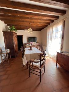 a dining room with a table and chairs at Le Clos Colette in Neuvy