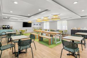 a classroom with tables and chairs in a room at Spark by Hilton Milford Boston in Milford
