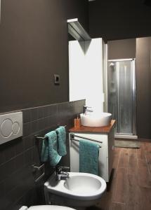 トリノにあるAppartamento Danteのバスルーム(洗面台、トイレ、鏡付)