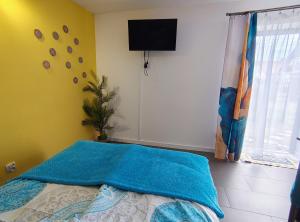 a bedroom with a bed with a blue blanket on it at Domek dla dwojga w Stegnie in Stegna