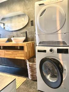 a washer and dryer in a kitchen at Huis nummer 7 met sauna en 3 slaapkamers in Leeuwarden