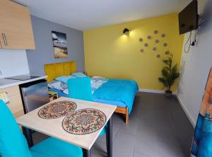 a small room with a table and a bed at Domek dla dwojga w Stegnie in Stegna