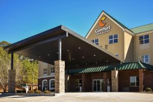 a front view of a hospital building at Comfort Inn & Suites Cartersville - Emerson Lake Point in Cartersville
