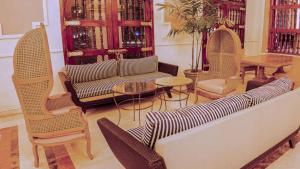 ein Wohnzimmer mit Sofa, Stühlen und einem Tisch in der Unterkunft Hotel Caribe by Faranda Grand, a member of Radisson Individuals in Cartagena de Indias