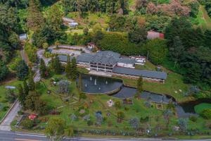 eine Luftaufnahme eines Hauses mit einem Park in der Unterkunft Hotel Faranda Bambito Chiriquí, a member of Radisson Individuals in Cerro Punta