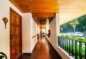 ein Flur mit einer Tür und einem Balkon in der Unterkunft Hotel Faranda Bambito Chiriquí, a member of Radisson Individuals in Cerro Punta