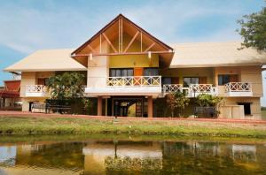 a building next to a body of water at Hotel Faranda Guayacanes, a member of Radisson Individuals in Chitré