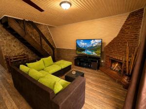 a living room with a couch and a television at Villas alpinas in Concepción de La Vega