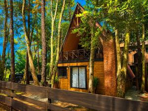 a house in the woods with a fence at Villas alpinas in Concepción de La Vega