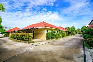 a house with a red roof on a street at เก็บตะวัน รีสอร์ท in Ban Hua Khao Sammuk