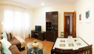 sala de estar con sofá y mesa en Apartamento Hierro 21-2, en Las Palmas de Gran Canaria