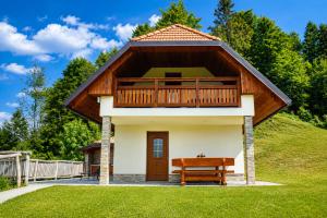 a small house with a wooden roof at Mohoričeva domačija in Idrija