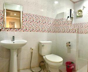 a bathroom with a toilet and a sink at เก็บตะวัน รีสอร์ท in Ban Hua Khao Sammuk