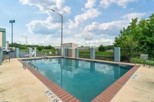 a large swimming pool with blue water at Quality Inn Adairsville-Calhoun South in Adairsville