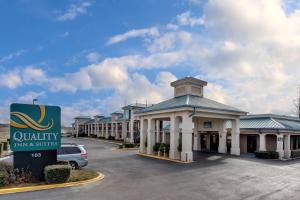 a view of a hotel with a parking lot at Quality Inn & Suites Clinton - Jackson West in Clinton