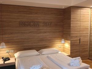 ein Zimmer mit einem Bett und einem Schild an der Wand in der Unterkunft B612 in Levico Terme