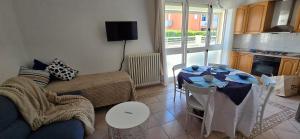 a living room with a couch and a table at Casa Ida in Marotta