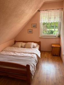 a bedroom with a bed and a window at Domki Pod Jesionami in Stronie Śląskie +67 photos
