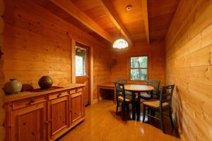a dining room with a table and chairs in a cabin at ログハウス那須ハイグランド in Nasu