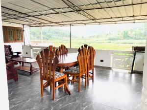 a dining room table and chairs with a view at HAPUTHALE Ceylon shadow in Haputale