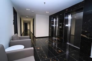 eine Lobby mit einer Couch und einer Glaswand in der Unterkunft E-88 Hotel in Tirana