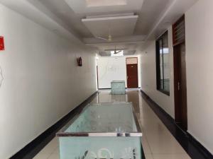 a room with a aquarium in the middle of a room at Hotel Shri Mahavir in Chamoli