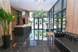 eine Lobby mit einem schwarzen Sofa und einem Tisch in der Unterkunft E-88 Hotel in Tirana