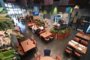 Draufsicht auf ein Restaurant mit Tischen und Stühlen in der Unterkunft E-88 Hotel in Tirana