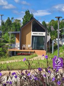 a house with a large window on the side of it at บ้านนอร์ดิก เฮาส์ เขาค้อ in Khao Kho