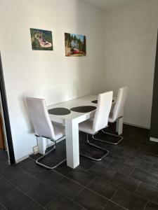 a white table and chairs in a room at Kleine Südharz Auszeit in Heringen