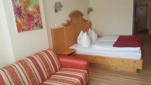 Postel nebo postele na pokoji v ubytování Landhotel Postgut - Tradition seit 1549 + 37 fotografií