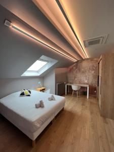 a bedroom with a large bed and a desk at Le Plébiscité Maison Premium sur la Route des Vins d'Alsace in Marlenheim