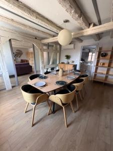a dining room with a wooden table and chairs at Le Plébiscité Maison Premium sur la Route des Vins d'Alsace in Marlenheim