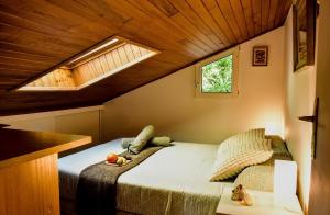 a small bedroom with a bed in a attic at Maison de la mer in Hendaye