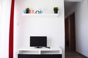 Televízia a/alebo spoločenská miestnosť v ubytovaní Apartamento Flamingo Beach