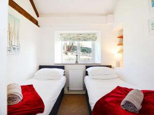 two twin beds in a room with a window at Shippon - Ukc9529 in Barnstaple +4 photos