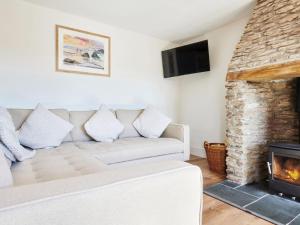 a living room with a white couch and a fireplace at Willow - Ukc9530 in Barnstaple
