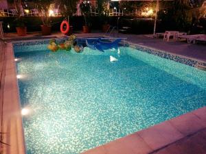 Bazén v ubytování Family Hotel Eliri nebo v jeho okolí