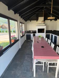 a red and white table and chairs in a kitchen at Casa Lye in Vişeu de Sus