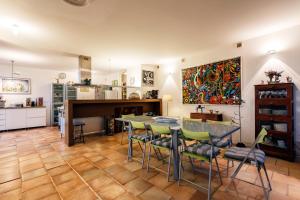 タヴィラにあるCasa da Sinaのキッチン、ダイニングルーム(テーブル、椅子付)