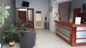 una sala de espera con 2 sillas y un mostrador de recepción en Family Hotel Eliri en Nesebar