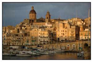 un grupo de barcos están atracados en un puerto en Birgu Studio Maisonette, en Birgu