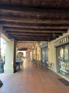 a patio with tables and chairs in a building at I Liutai 2P in Cremona