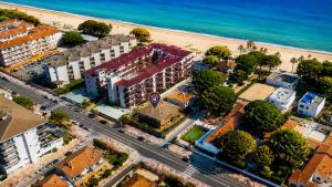 an aerial view of a building next to a beach at Villa BARLOVENTO SPA in Cambrils