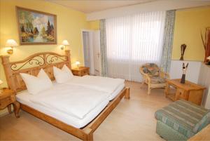 Postel nebo postele na pokoji v ubytování Hotel Auf Dem Langenhof Wunstorf