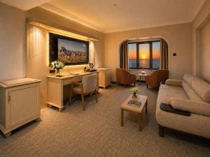 a large living room with a couch and a desk at EMİRGAN Otel in Bağlık