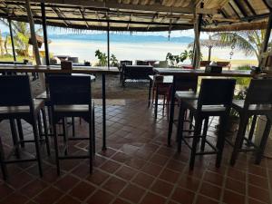 a restaurant with tables and chairs on the beach at SeaEsta Beach in Ban Tai