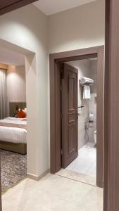 a bedroom with a bed and a door leading to a bathroom at فندق النقاط الثمانية 2 in Medina